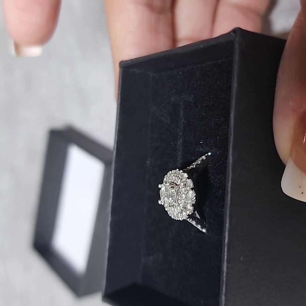 Diamond engagement/ cocktail ring - Picture 3 of 13